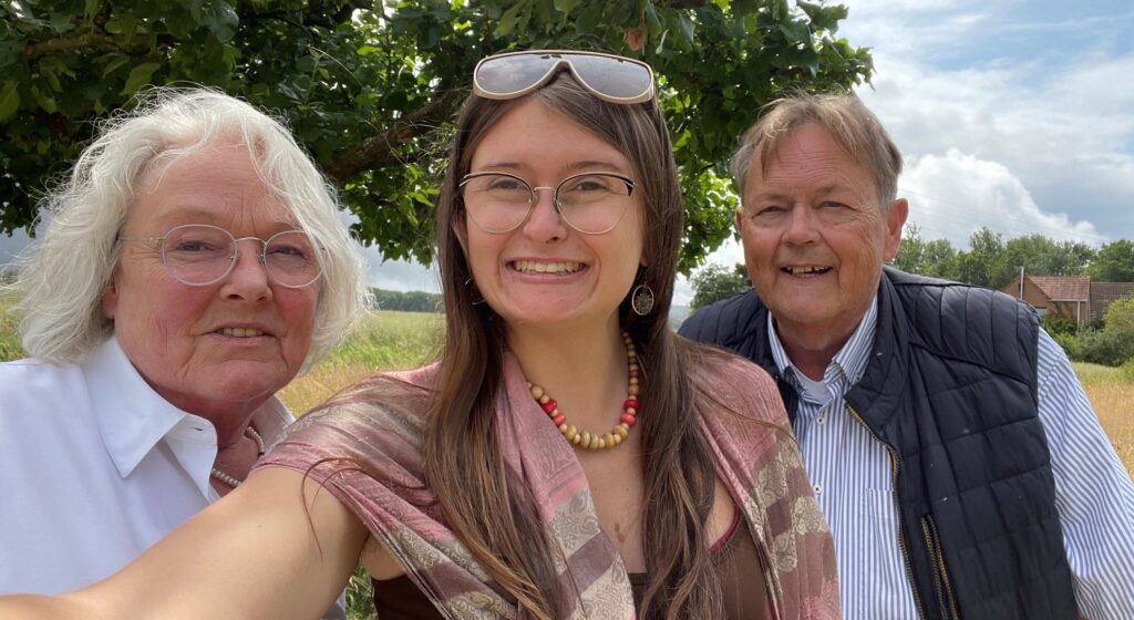Freuen sich auf den gemeinsamen Videocall mit den Großeltern von Bella in den USA, Petra (links) und Joachim Kummrow (rechts).